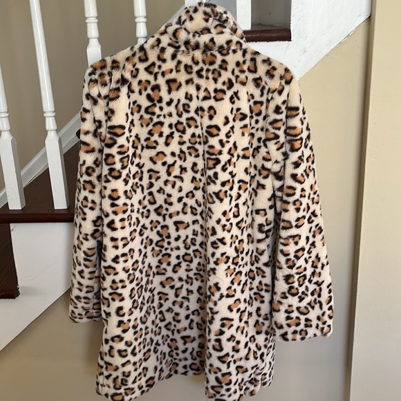 Beautiful coat - Picture 4 of 5